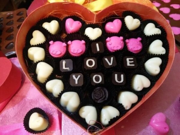 Mẫu hộp quà tặng lễ tình nhân valentine xếp chữ bằng socola