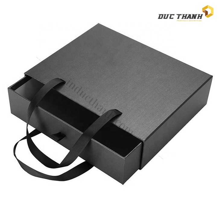 Hộp giấy đựng quần áo có quai xách