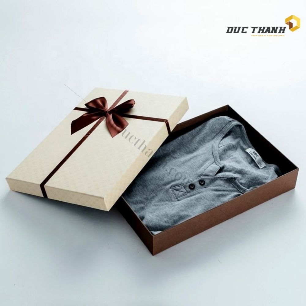 Mẫu hộp giấy đựng quần áo có dây ruy băng trang trí