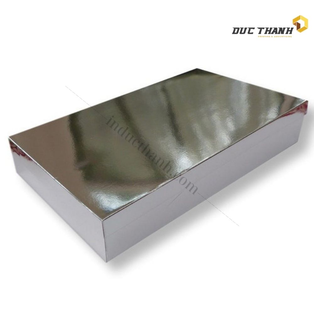 Mẫu hộp giấy đựng quần áo màu bạc ánh kim