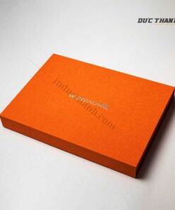 Mẫu hộp giấy đựng quần áo màu cam có logo thương hiệu