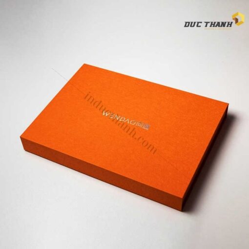 Mẫu hộp giấy đựng quần áo màu cam có logo thương hiệu