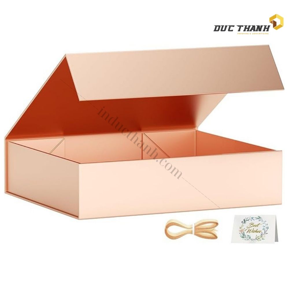 Mẫu hộp giấy đựng quần áo màu cam nắp gập có phụ kiện