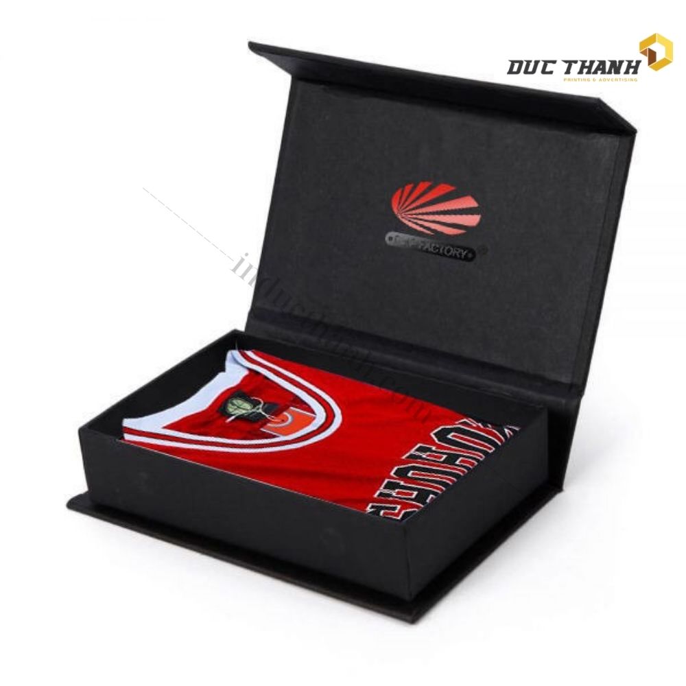 Mẫu hộp giấy đựng quần áo màu đen có logo thương hiệu