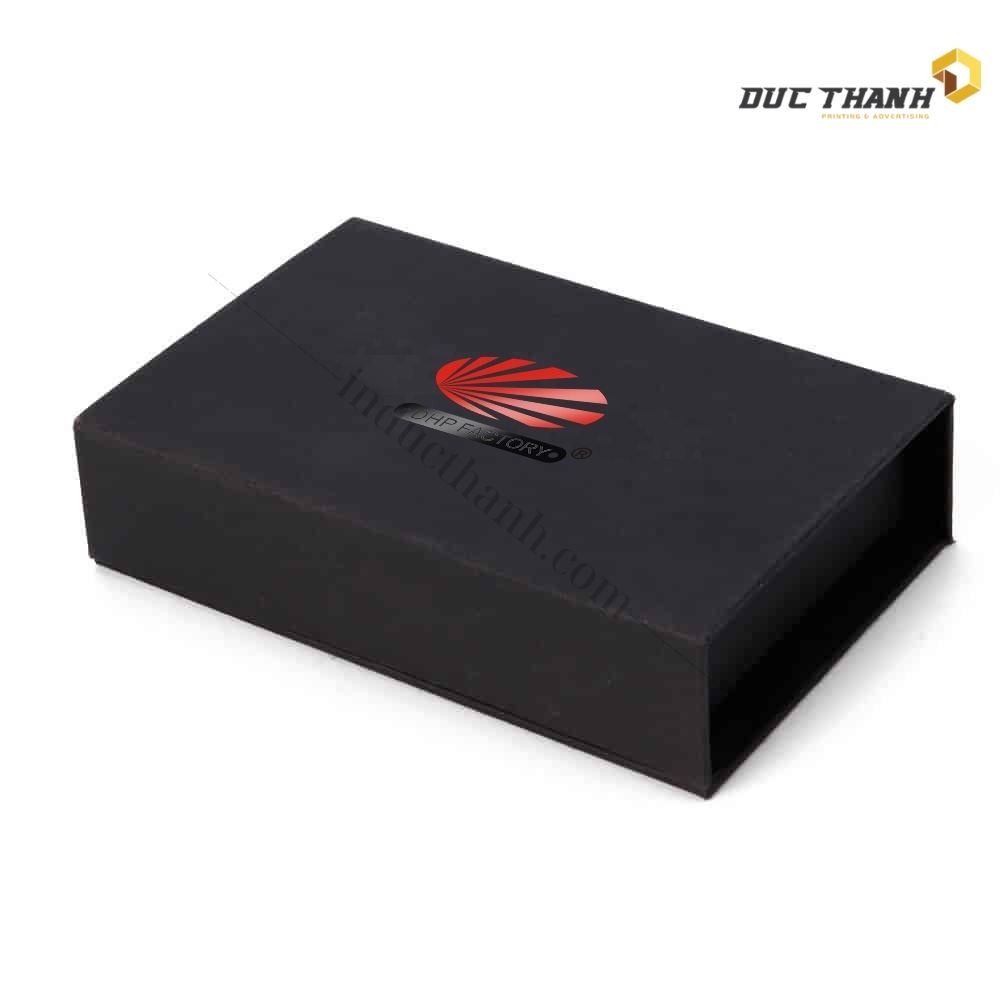 Mẫu hộp giấy đựng quần áo màu đen có logo thương hiệu