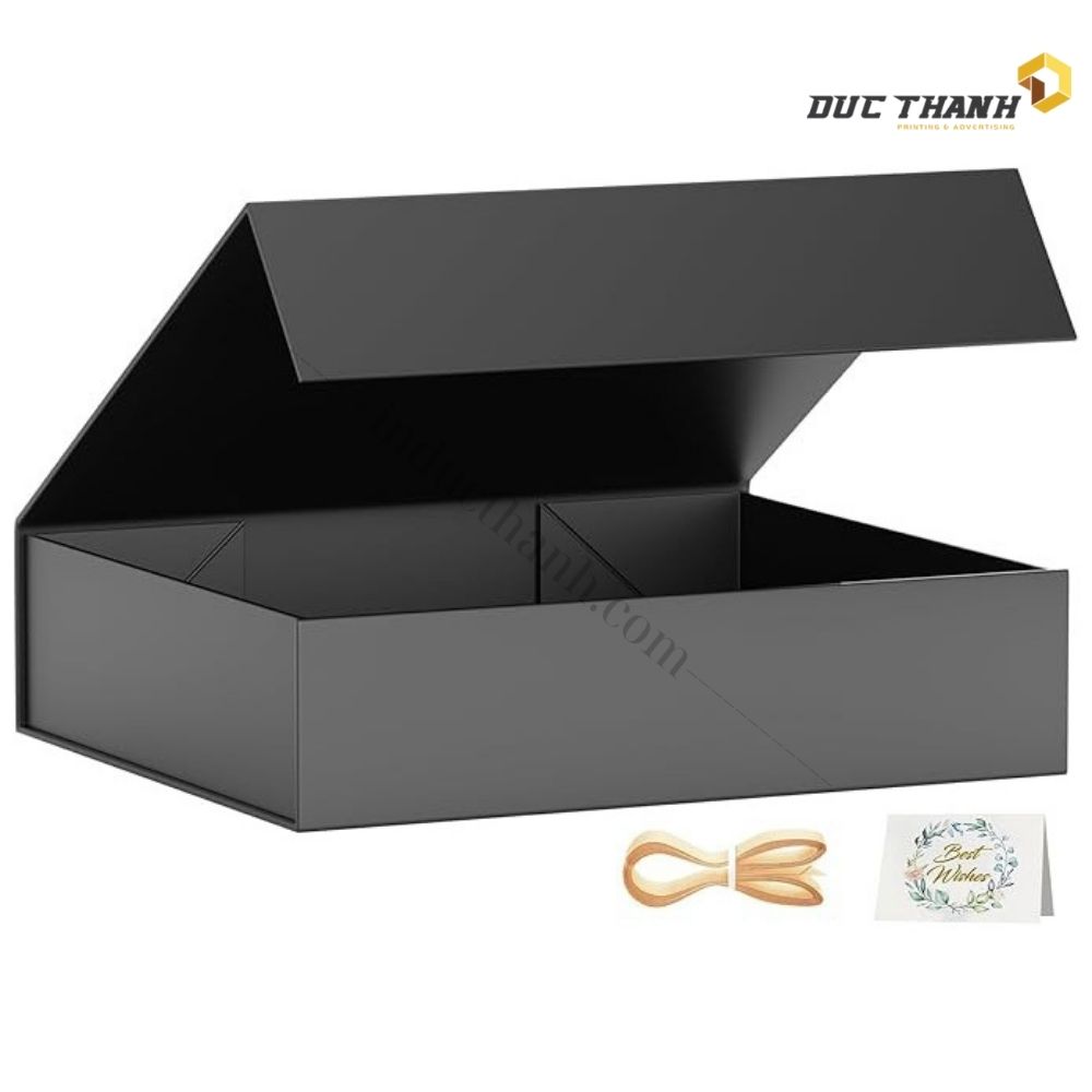 Mẫu hộp giấy đựng quần áo màu đen nắp gập có phụ kiện