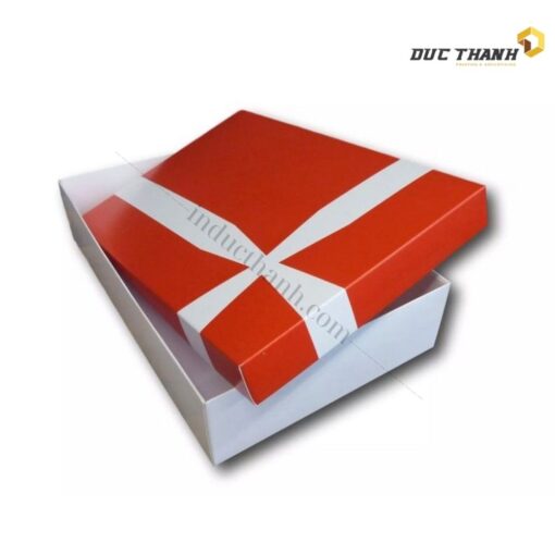 Mẫu hộp giấy đựng quần áo màu đỏ có dây ruy băng xanh