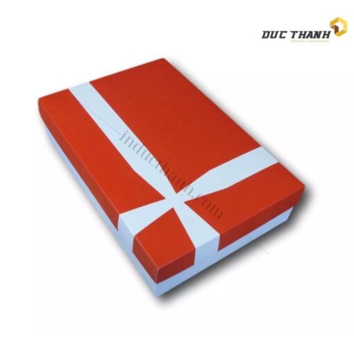 Mẫu hộp giấy đựng quần áo màu đỏ có dây ruy băng xanh