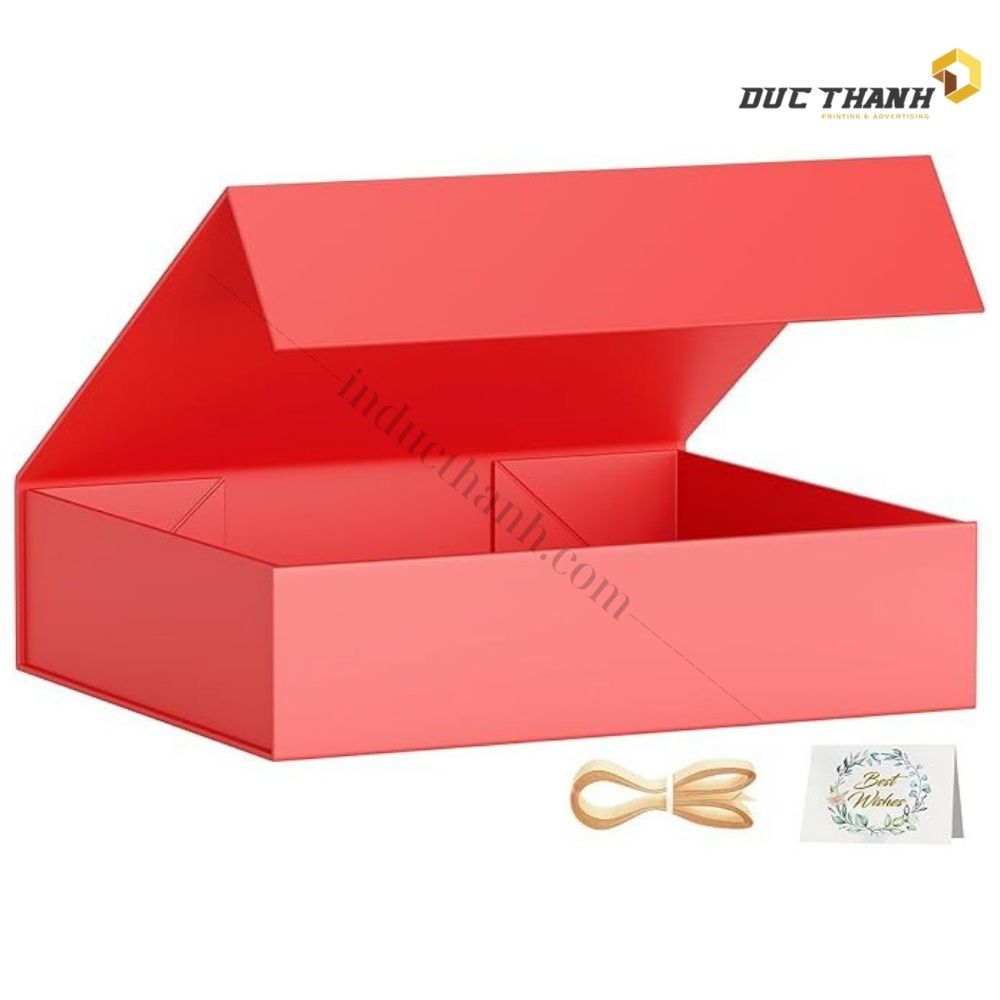 Mẫu hộp giấy đựng quần áo màu đỏ nắp gập có phụ kiện