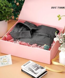 Mẫu hộp giấy đựng quần áo màu hồng nắp gập có phụ kiện