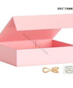 Mẫu hộp giấy đựng quần áo màu hồng nắp gập có phụ kiện