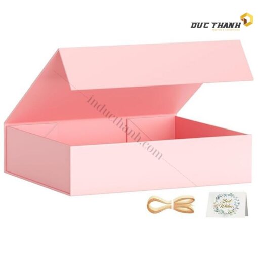 Mẫu hộp giấy đựng quần áo màu hồng nắp gập có phụ kiện