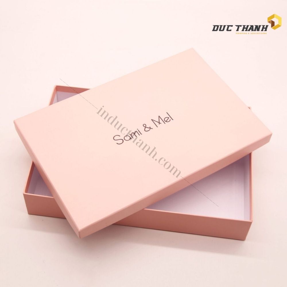 Mẫu hộp giấy đựng quần áo màu hồng phấn nắp rời