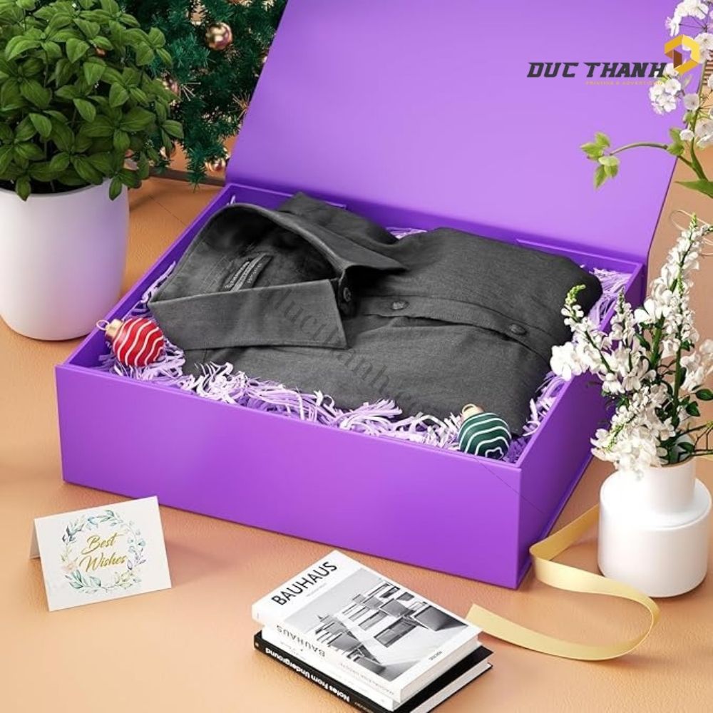 Mẫu hộp giấy đựng quần áo màu tím nắp gập có phụ kiện