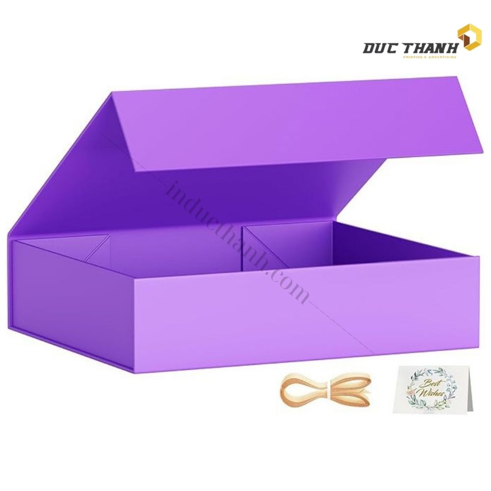 Mẫu hộp giấy đựng quần áo màu tím nắp gập có phụ kiện