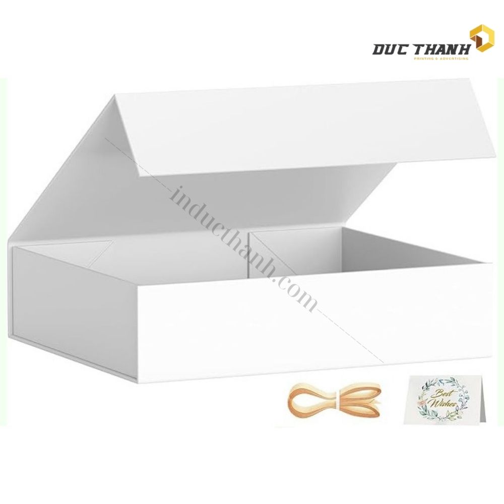 Mẫu hộp giấy đựng quần áo màu trắng nắp gập có phụ kiện