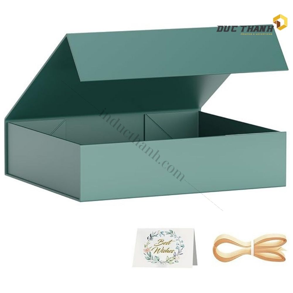 Mẫu hộp giấy đựng quần áo màu xanh lá cây nắp gập có phụ kiện