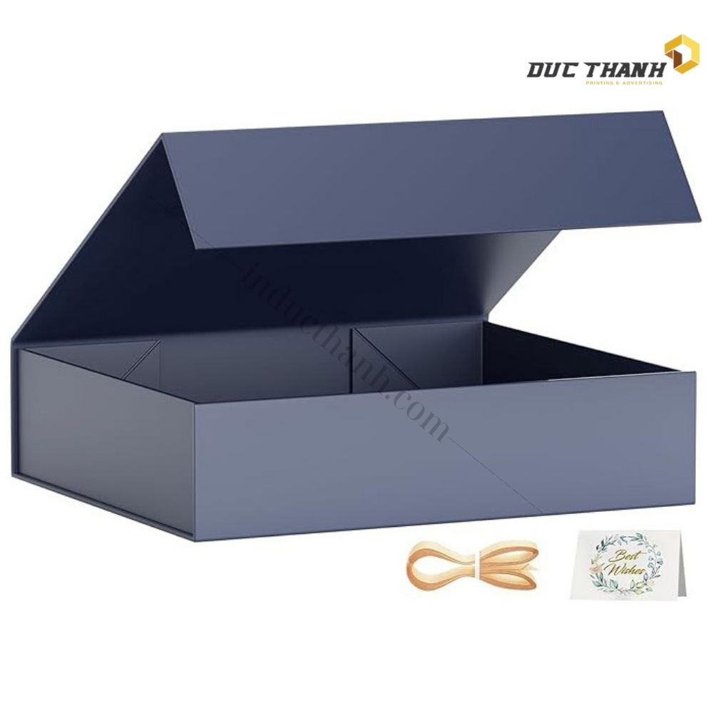 Mẫu hộp giấy đựng quần áo màu xanh than cây nắp gập có phụ kiện