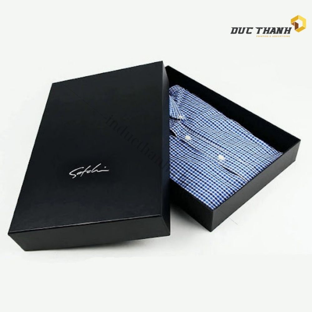 Mẫu hộp giấy đựng quần áo Style màu đen với logo bạc