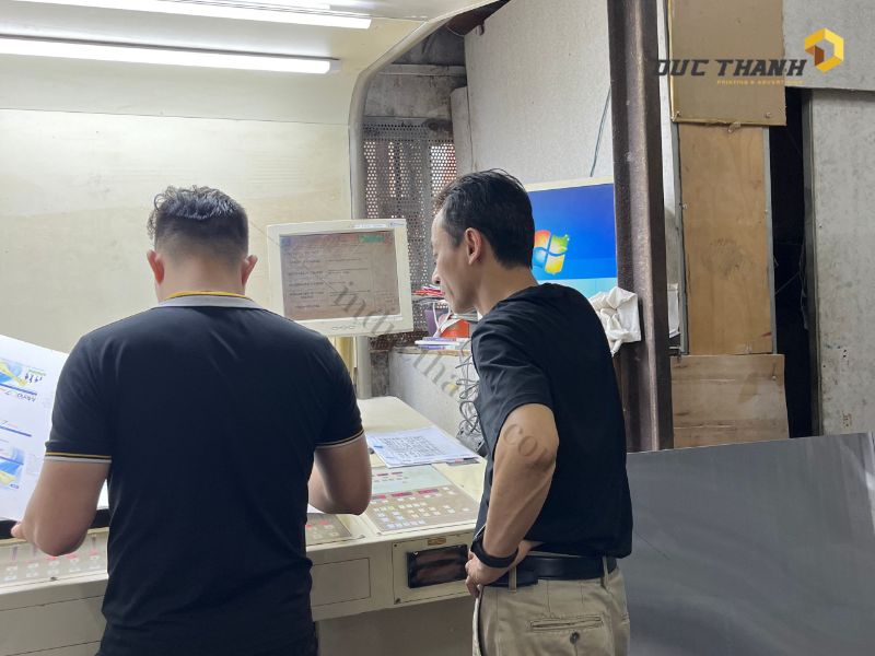 Khách hàng đến xem mẫu tại xưởng