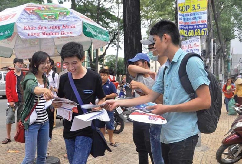 Phát tờ rơi tại hội chợ
