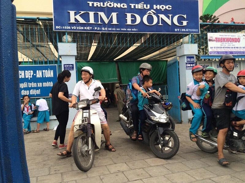 Phát tờ rơi tại trước cổng trường học