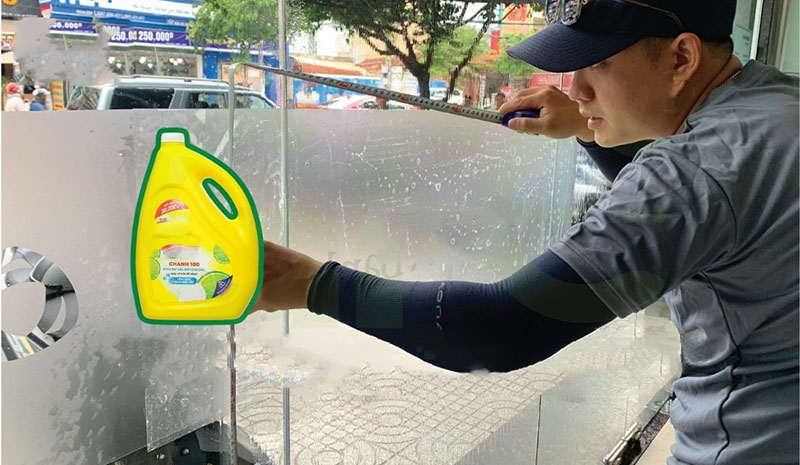 Cách gỡ decal dán kính bằng nước rửa chén
