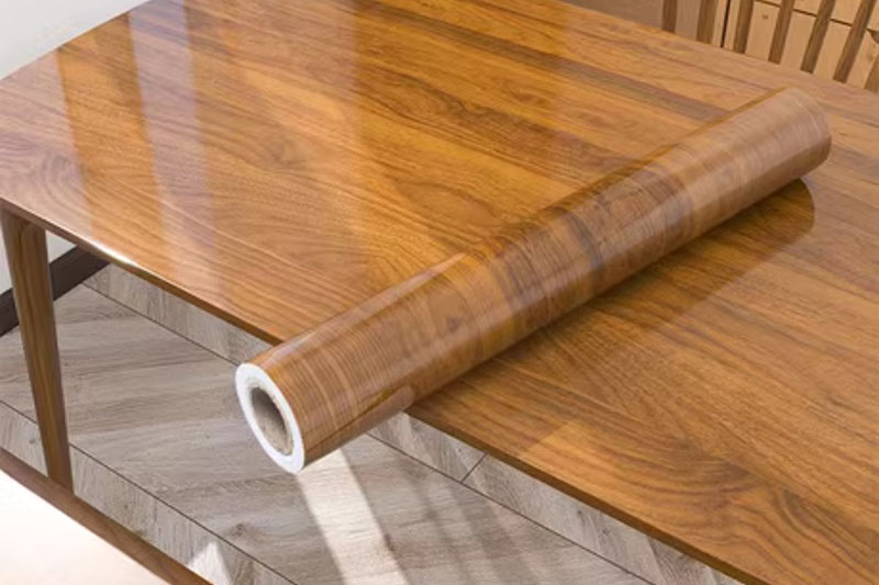 Dán decal lên bề mặt gỗ