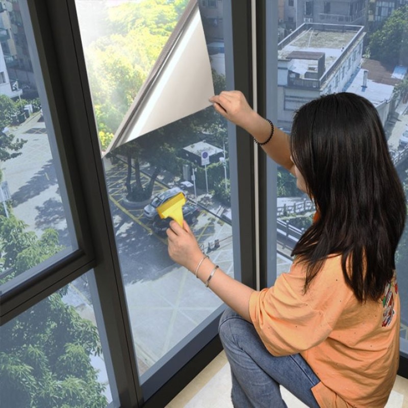 Dùng gạt kính làm phẳng bề mặt decal