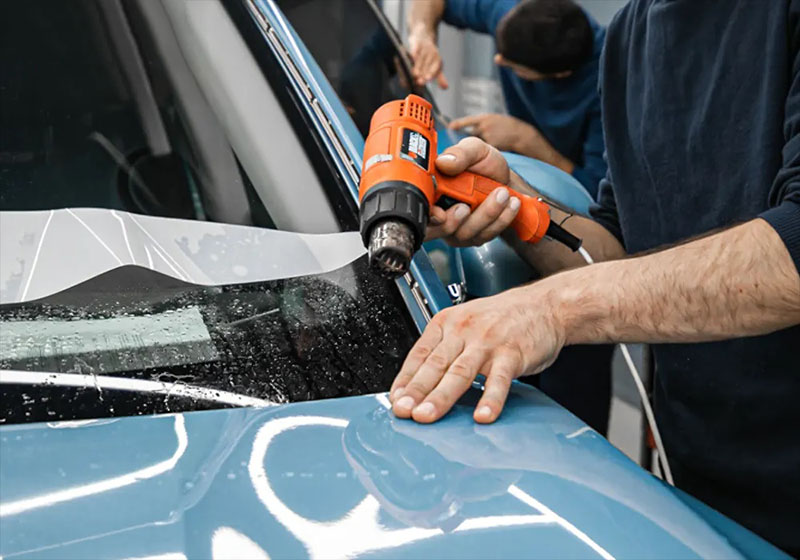 Dùng máy sấy làm mềm decal