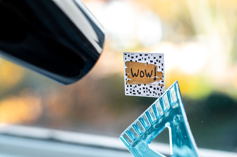Gỡ decal dán kính bằng bàn là hơi nước