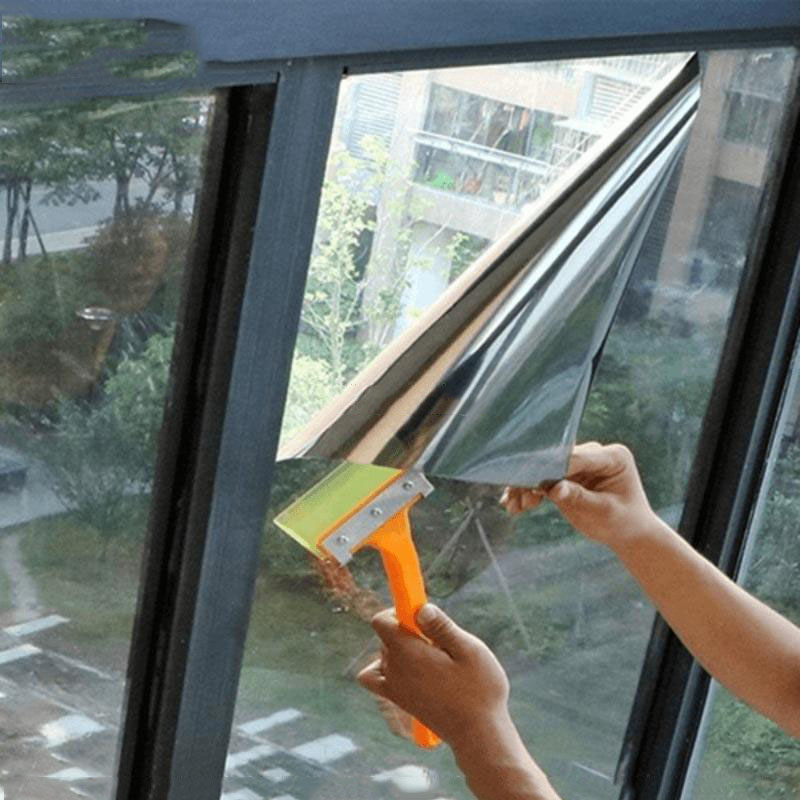 Gỡ decal dán kính bằng dao cạo kính