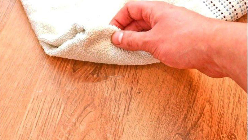 Làm sạch bề mặt gỗ